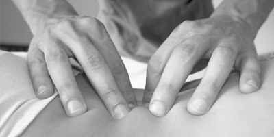Bei Rückenschmerzen helfen die Hände des Osteopathen
