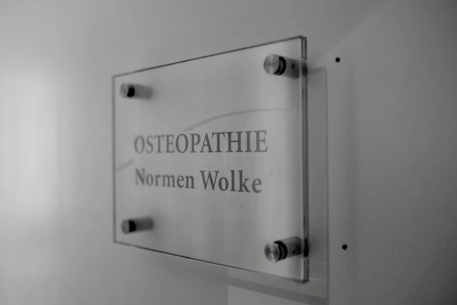 Am Eingang der Praxis für Osteopathie in Berlin Wilmersdorf