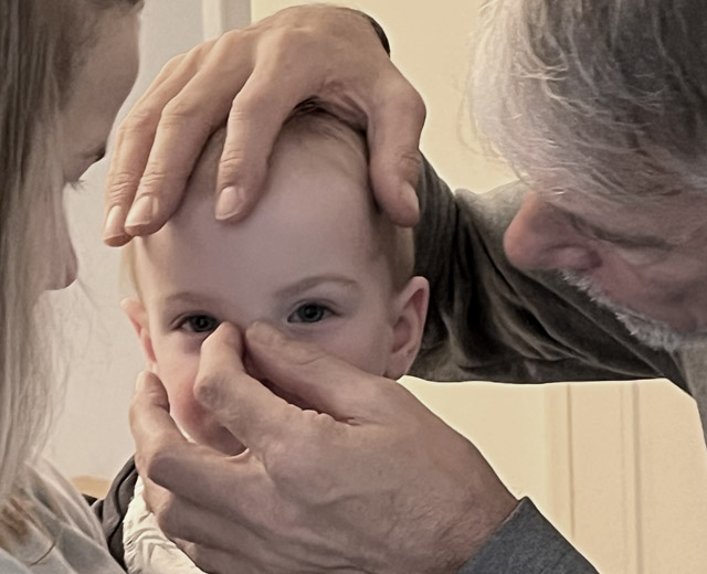 Baby Klärchen wird an der Nase behandelt und findet das ganz gut