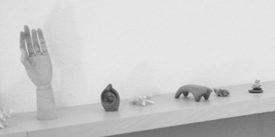 Osteoathisches Modell einer Hand und weitere Gegenstände