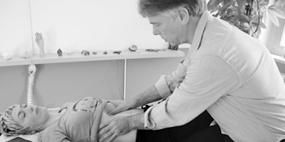 Die Ausbildung bereitet den Osteopathen darauf vor Menschen zu helfen - hier einer Patientin mit Unterleibsbeschwerden