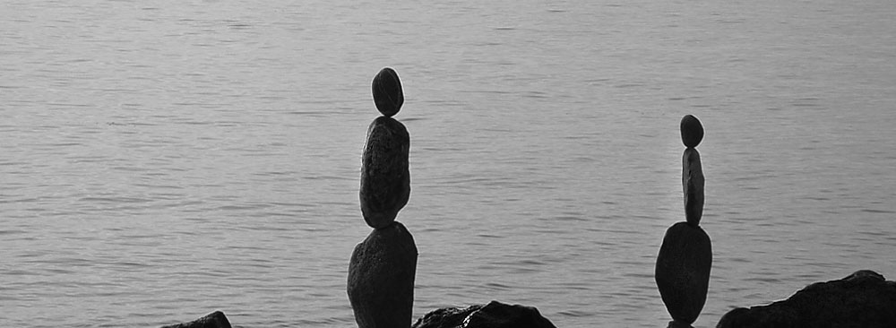 Steinfiguren vor dem Bodensee als Symbol für Naturheilung